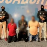 Caen ocho presuntos delincuentes con armas, droga y motocicletas robadas en Atacames