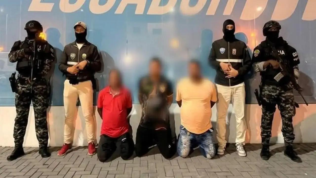 Caen ocho presuntos delincuentes con armas, droga y motocicletas robadas en Atacames