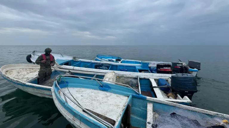Capturan seis presuntos piratas, cuatro embarcaciones y armamento en Balao, Guayas