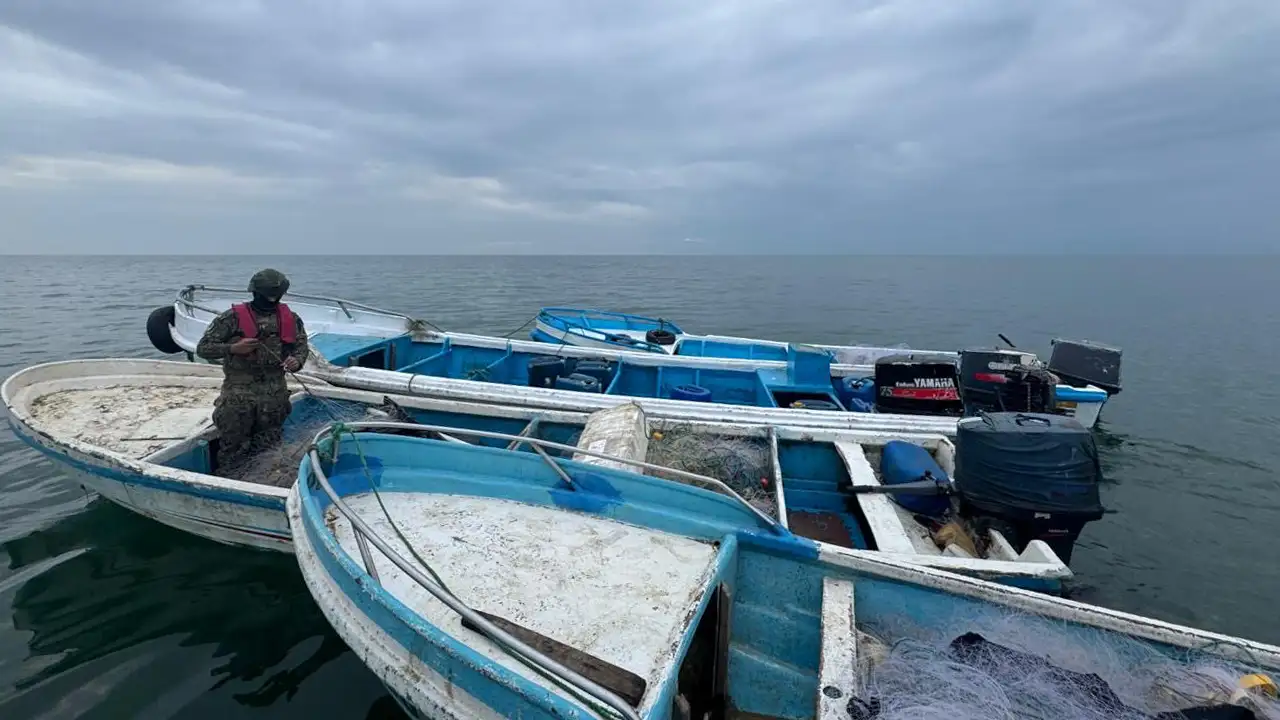 Capturan seis presuntos piratas, cuatro embarcaciones y armamento en Balao, Guayas