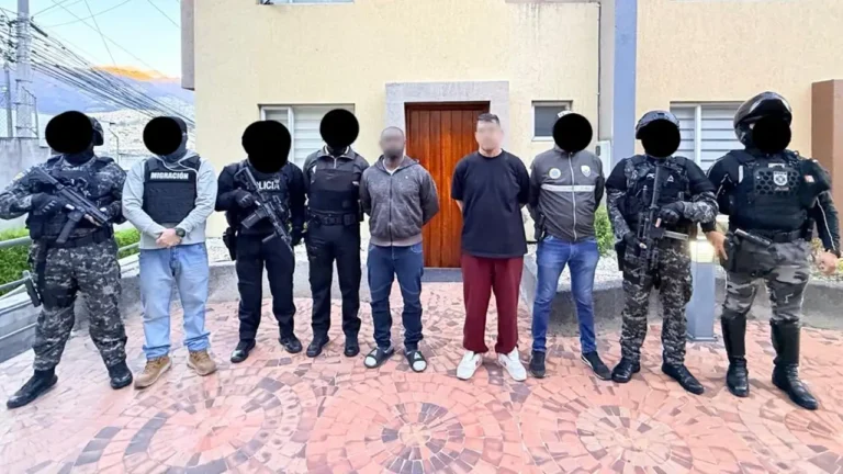 Detienen a dos extranjeros con invernadero clandestino de marihuana en Ponceano, Quito