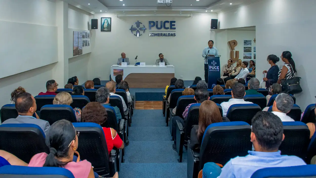 Docente de la PUCE Esmeraldas publica obra académica sobre legislación laboral ecuatoriana