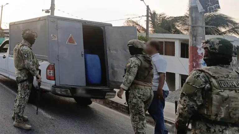 FF. AA. y SENAE decomisa cargamento de cigarrillos de contrabando en Esmeraldas