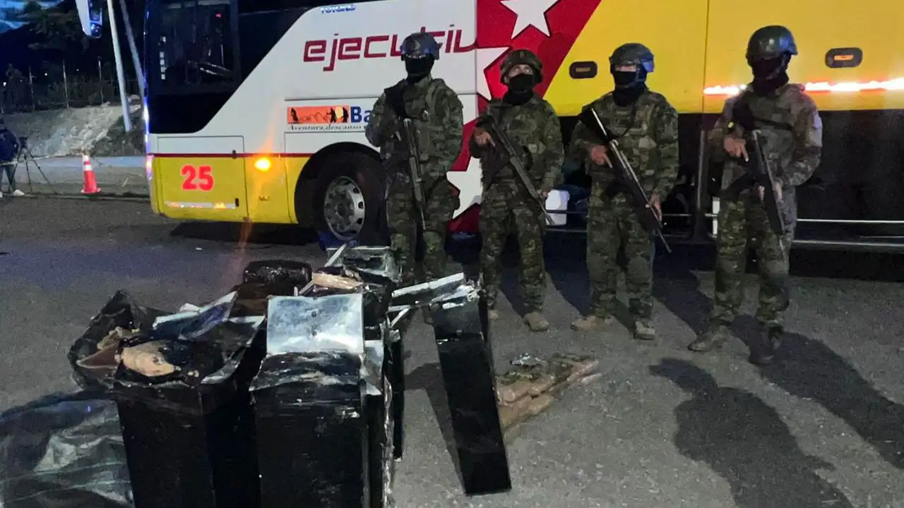 Operación Cortina Verde: Militares decomisan 140 paquetes de droga en bus interprovincial