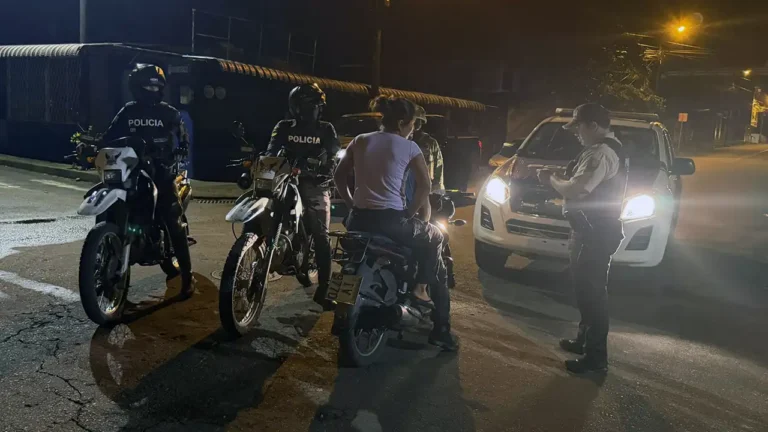 Operación IAD Esmeraldas: 57 aprehendidos, 15 detenidos, vehículos, armas, y droga incautada