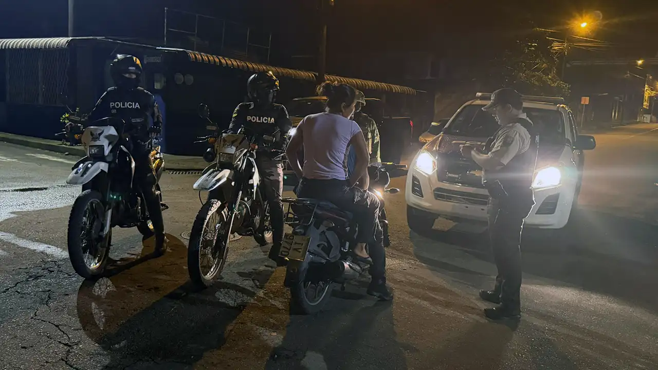 Operación IAD Esmeraldas: 57 aprehendidos, 15 detenidos, vehículos, armas, y droga incautada
