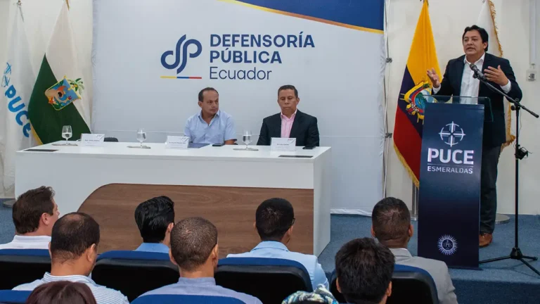PUCE Esmeraldas y Defensoría Pública firman convenio de cooperación institucional