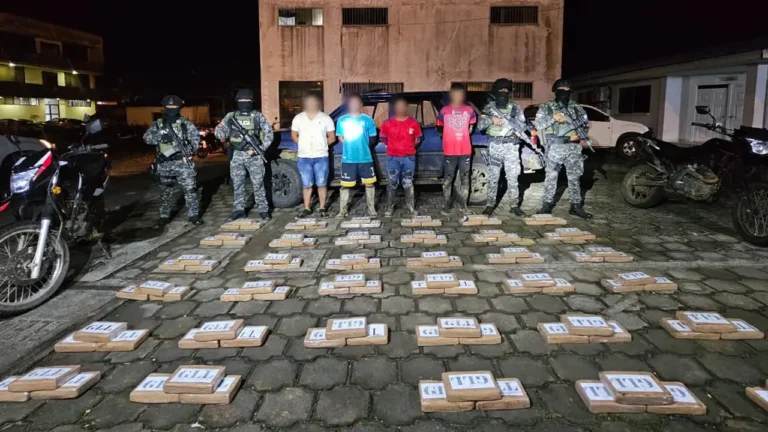 Policía decomisa 105 paquetes de droga ocultos en un vehículo en Mataje, Esmeraldas