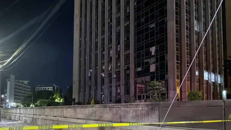 Atentado terrorista: Explosión daña oficinas de la ARCOM en Quito