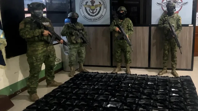 Ejército decomisa 127 armas traumáticas en local comercial de Portoviejo