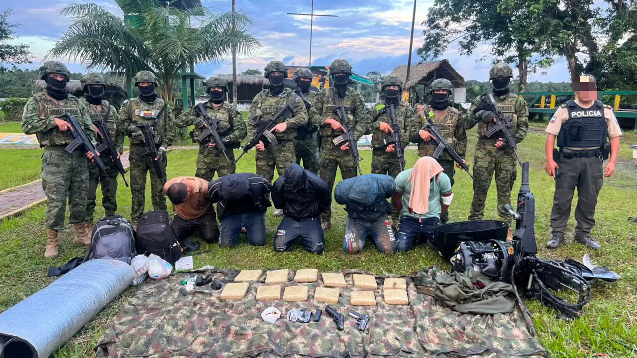 En un operativo CAMEX, soldados del Ejército aprehendieron a seis presuntos integrantes del grupo irregular CDF en Sucumbíos