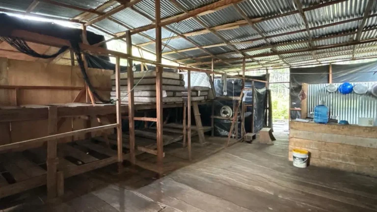 Fuerzas élite de Ecuador y EE.UU. desmantelan astillero clandestino de semisumergibles en Esmeraldas