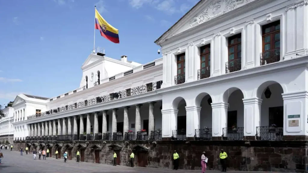 Gobierno de Ecuador fusiona ministerios y reestructura el sector público
