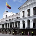 Gobierno de Ecuador fusiona ministerios y reestructura el sector público