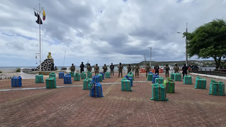 Operación Fénix 0302 incauta 1.4 toneladas de cocaína en Galápagos