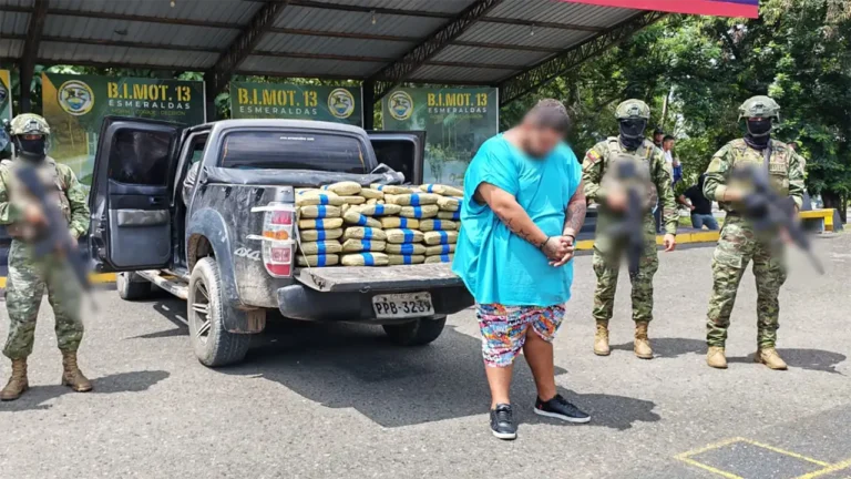 Operación Marea Blanca: Ejército incauta media tonelada de droga en Viche, Esmeraldas