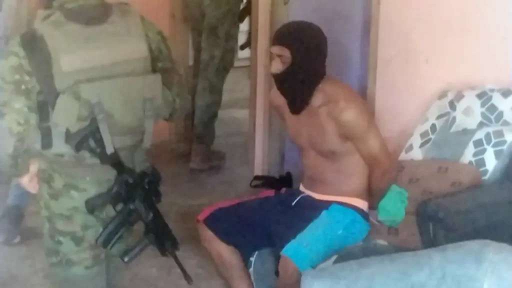Operativos militares en Manabí dejan armas decomisadas y dos detenidos de 'Los Lobos'