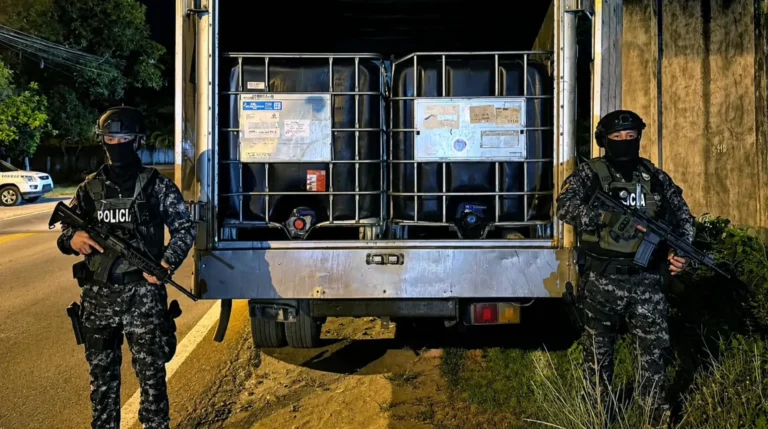 Policía incauta 1700 galones de combustible ilegal en Esmeraldas