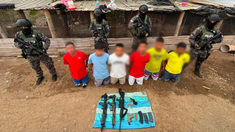 Seis detenidos con armas y drogas tras infiltración táctica en vía Puerto Cayo, Jipijapa, Manabí