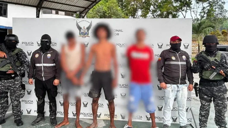 Tres detenidos, armas y drogas incautadas en Aire Libre, Esmeraldas