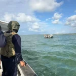 Armada del Ecuador incauta lanchón con 1.600 galones de combustible en Rioverde