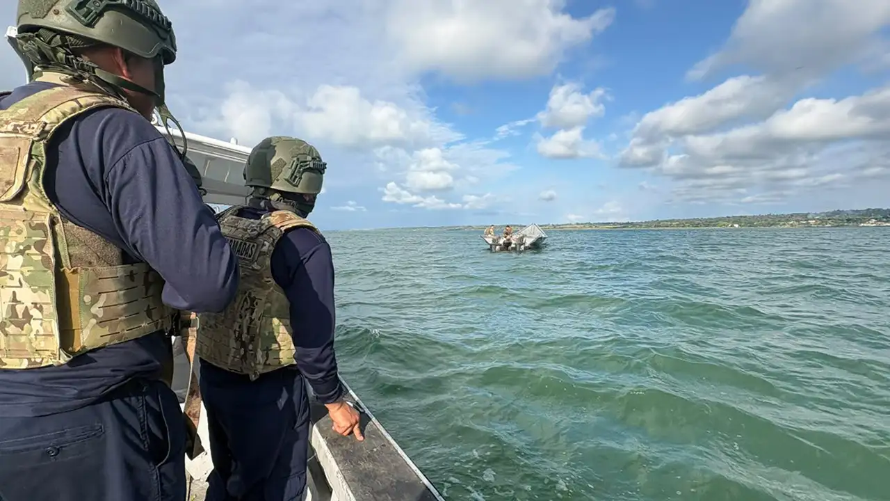 Armada del Ecuador incauta lanchón con 1.600 galones de combustible en Rioverde