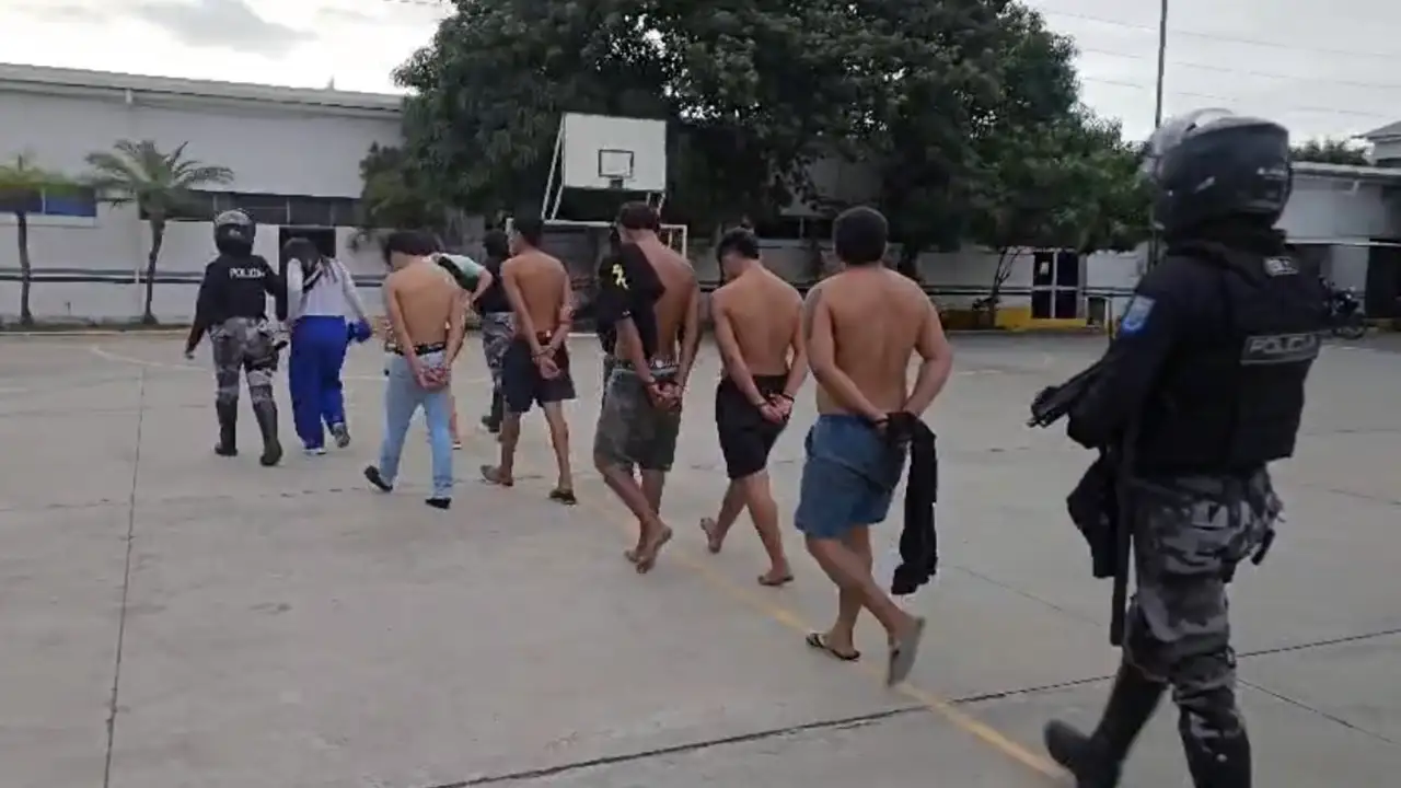 Capturados ocho presuntos integrantes de "Los Choneros" con arsenal en el sector Jocay, Manta