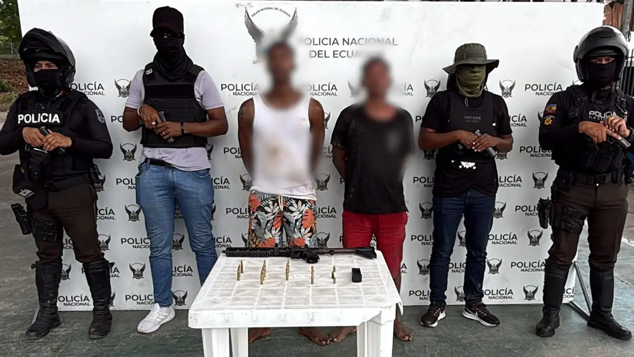 Capturan a "Pepón" y "Yony" con fusil en el sector La Canchera, Esmeraldas