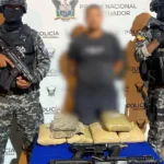 Capturan a alias 'El Gato' con subfusiles y droga en Rocafuerte, Cantón Rioverde