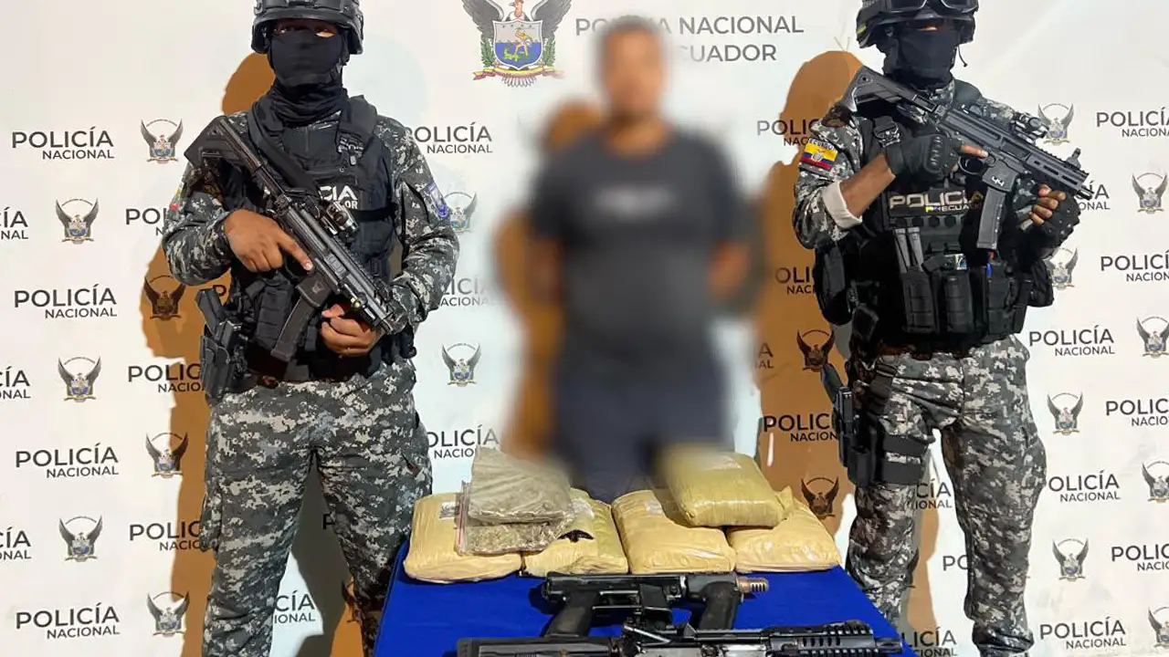 Capturan a alias 'El Gato' con subfusiles y droga en Rocafuerte, Cantón Rioverde