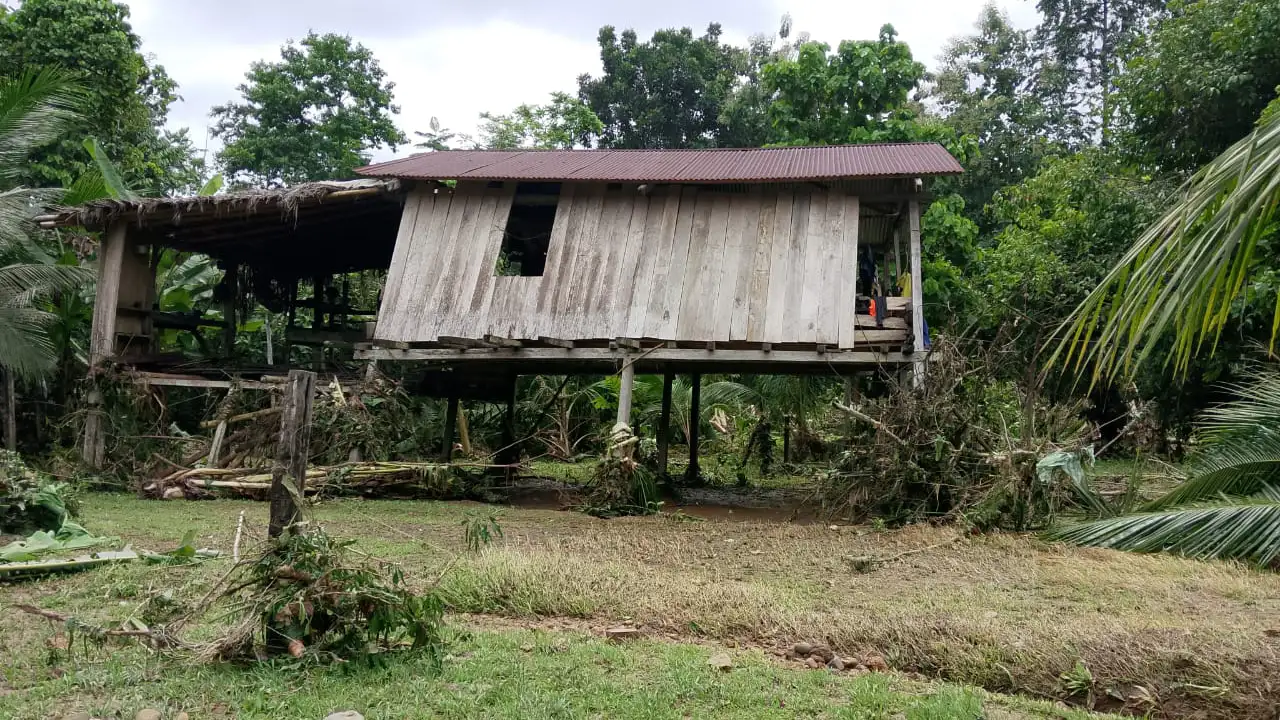 Deslaves e inundaciones dejan aisladas a doscientas familias chachis en Eloy Alfaro