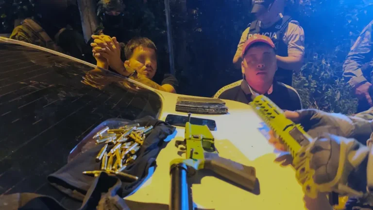 Dos detenidos, fusil AR-15 y municiones decomisadas en La Independencia, Quinindé