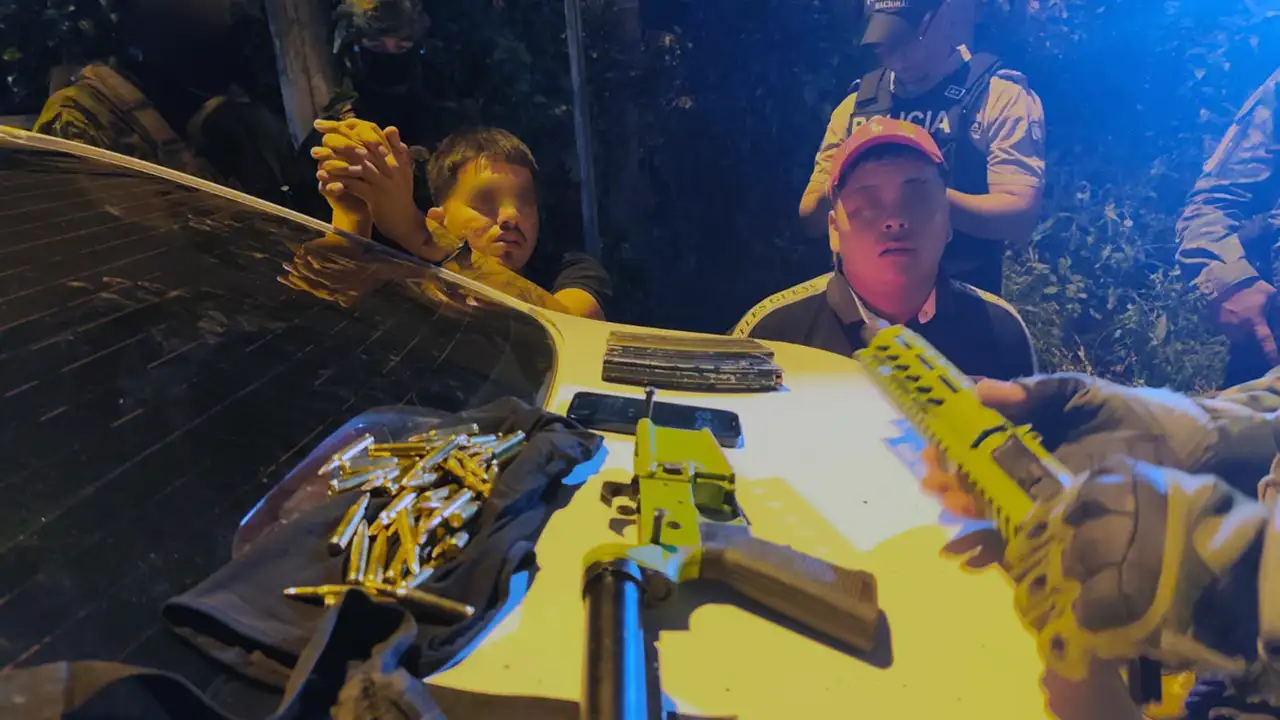 Dos detenidos, fusil AR-15 y municiones decomisadas en La Independencia, Quinindé