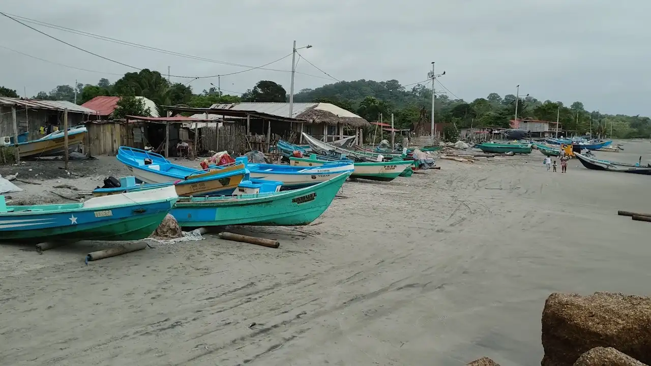 Entre el abandono y la piratería: El drama de los habitantes y pescadores de Mompiche