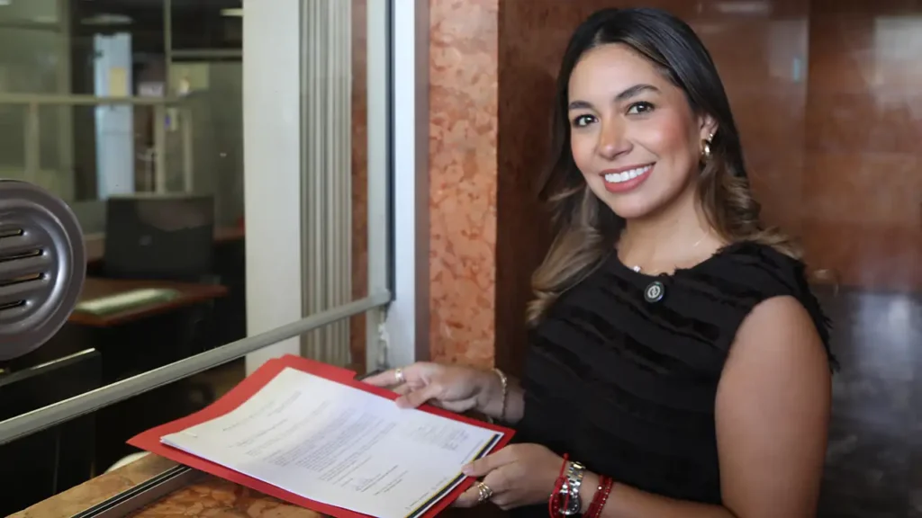 Karolina Dueñas presenta ley para exigir 60% de empleo local en obras del Estado