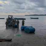 Operación de la Armada decomisa lanchón con combustible en Limones