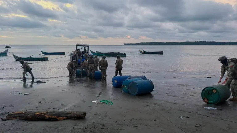 Operación de la Armada decomisa lanchón con combustible en Limones