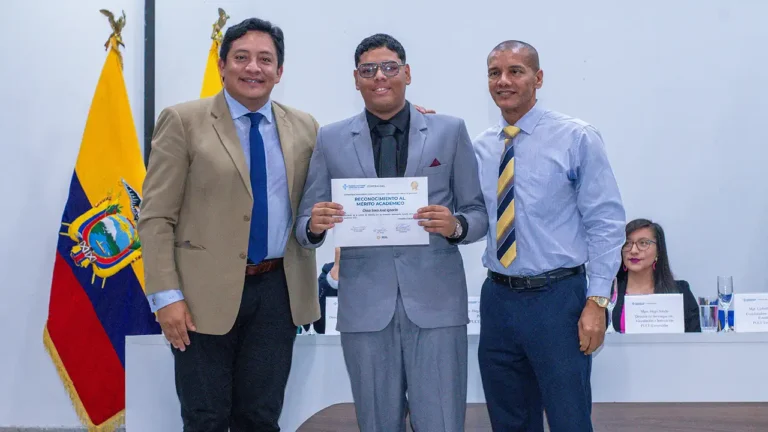 PUCE Esmeraldas premia la excelencia académica de sus estudiantes destacados