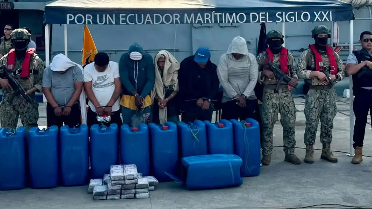 Prisión preventiva para seis detenidos con cargamento de droga frente a costas de Esmeraldas
