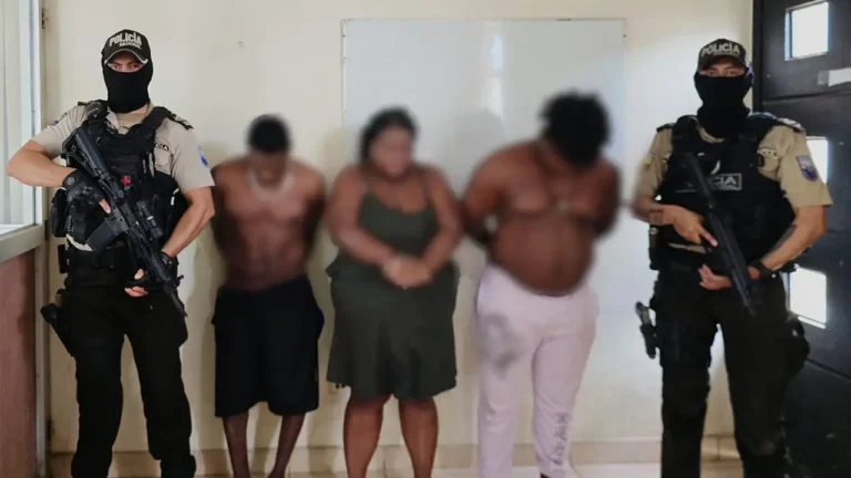 Tres detenidos con arsenal y sustancias ilícitas en el sector Las Torres Gemelas, Borbón