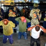 Armada intercepta lanchón con 2.500 galones de diésel en Rocafuerte, Rioverde