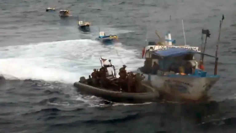 EE. UU. y Ecuador hunden barco nodriza frenando la red logística de "Los Choneros"EE. UU. y Ecuador hunden barco nodriza frenando la red logística de "Los Choneros"