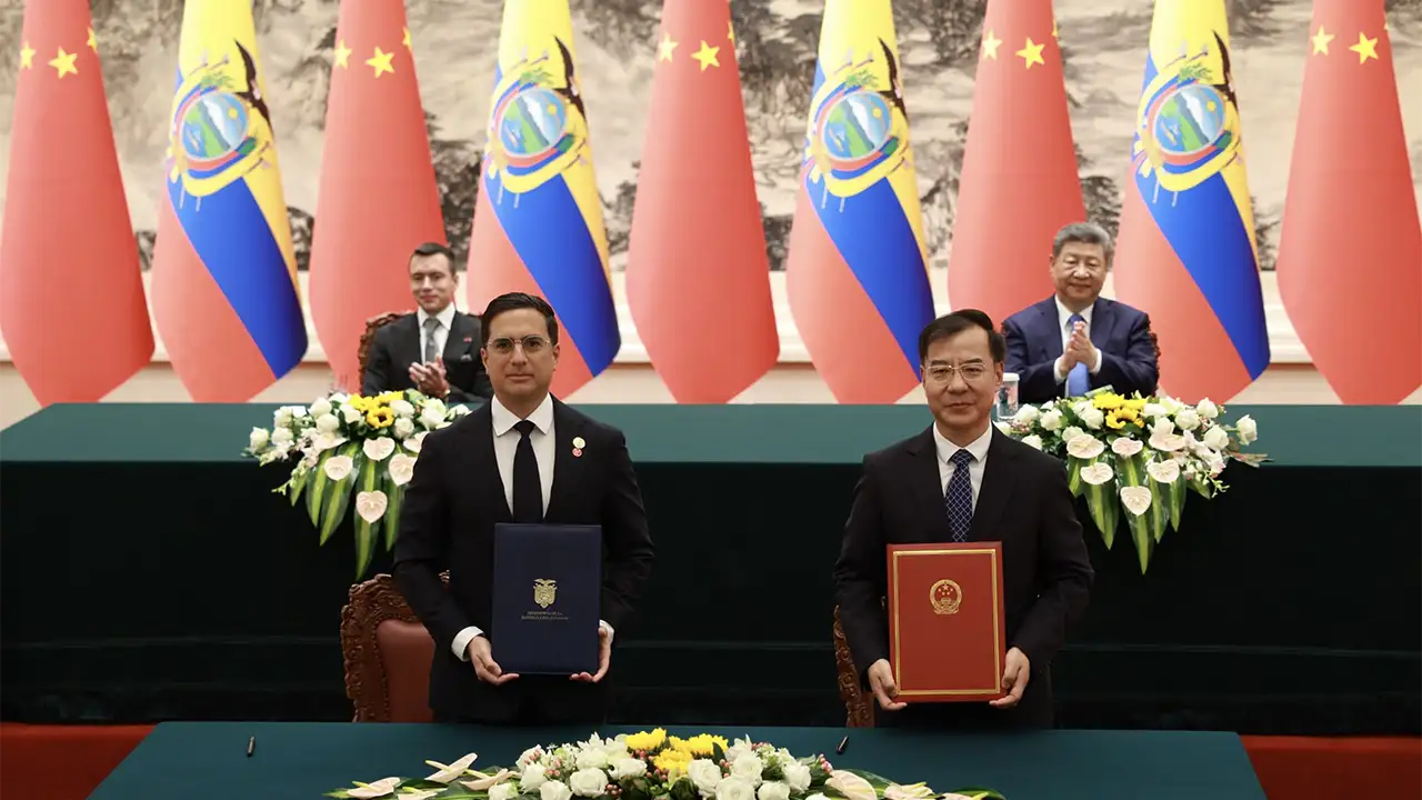 Ecuador y China firman acuerdos multimillonarios de cooperación