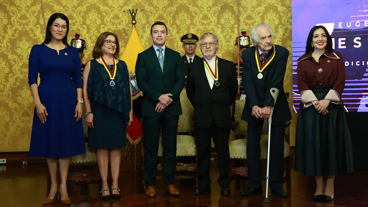 Galardonados con el Premio Eugenio Espejo reciben reconocimiento de Daniel Noboa