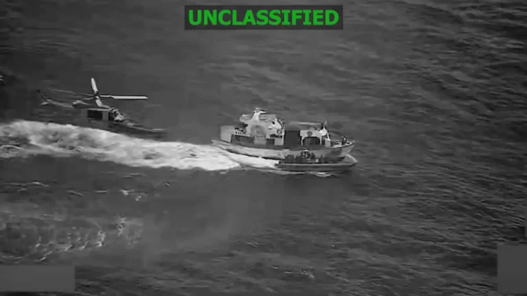 Armada traslada 28 tripulantes de dos embarcaciones destruidas a Manta