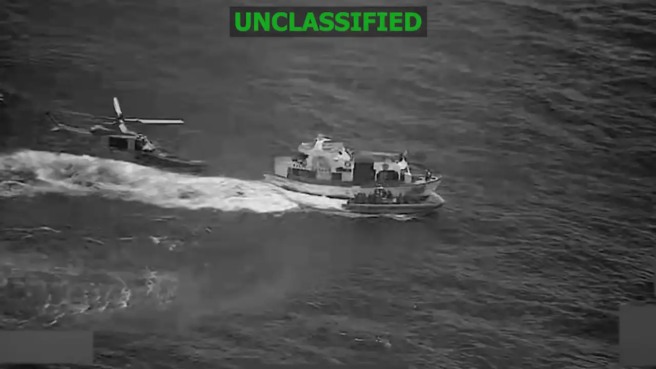 Armada traslada 28 tripulantes de dos embarcaciones destruidas a Manta