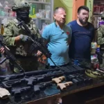 Cayeron dos presuntos miembros de los "Los Lobos" con potente arsenal bélico