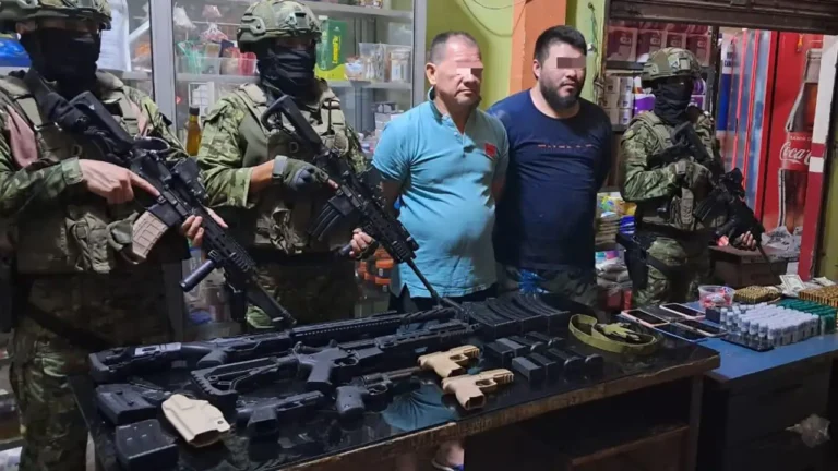 Cayeron dos presuntos miembros de los "Los Lobos" con potente arsenal bélico
