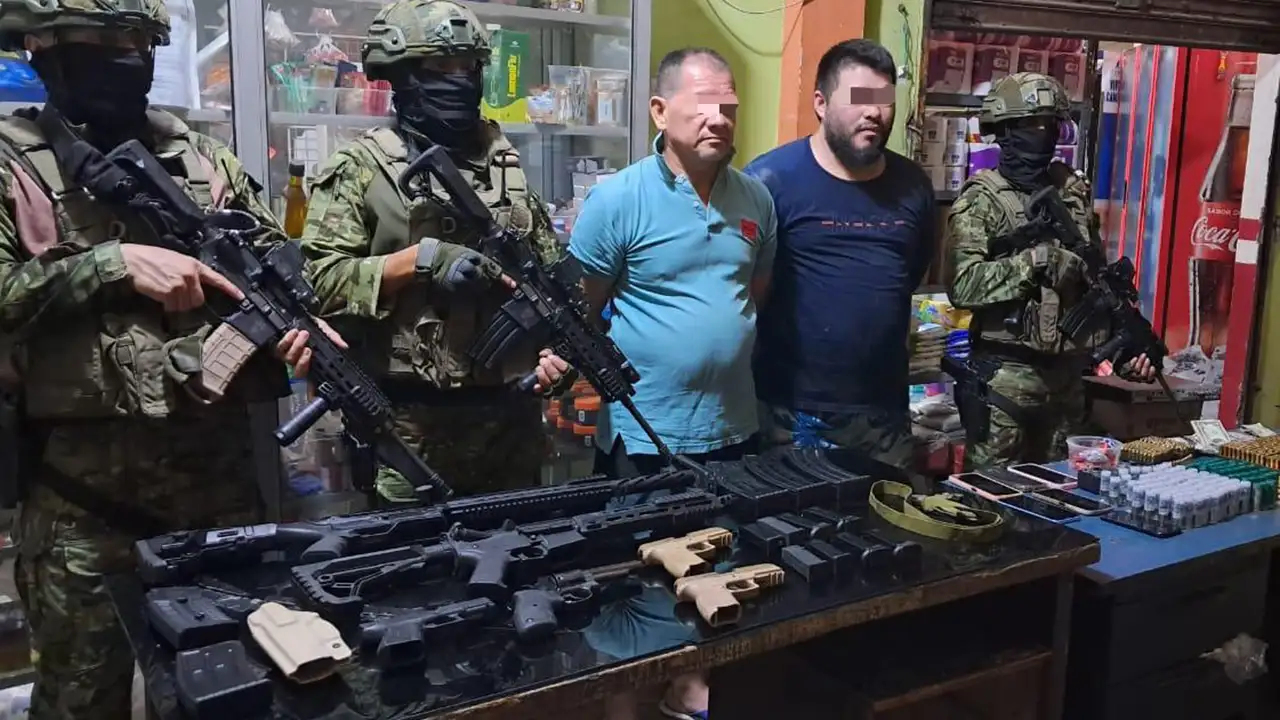 Cayeron dos presuntos miembros de los "Los Lobos" con potente arsenal bélico