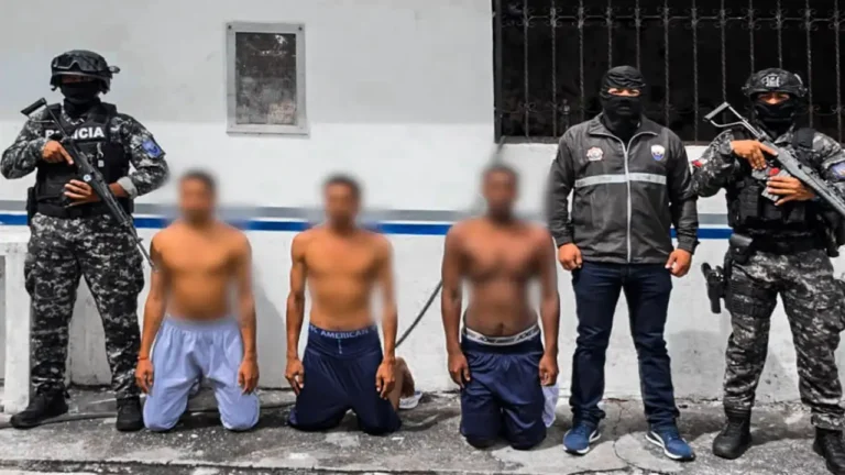 Desarticulan célula de «Los Lobos», detienen a tres personas en Quinindé
